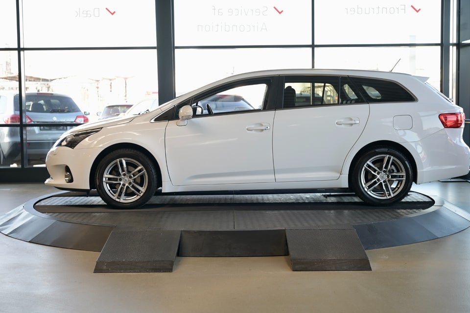 Toyota Avensis 1,8 VVT-i T2 Premium stc. 5d