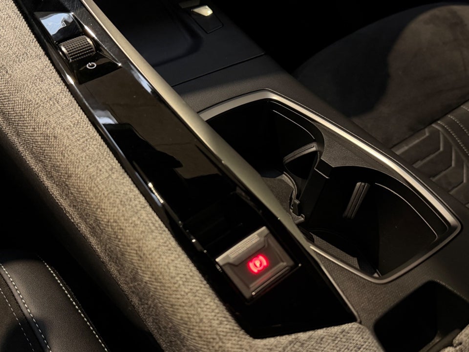 Peugeot e-3008 77 GT 5d