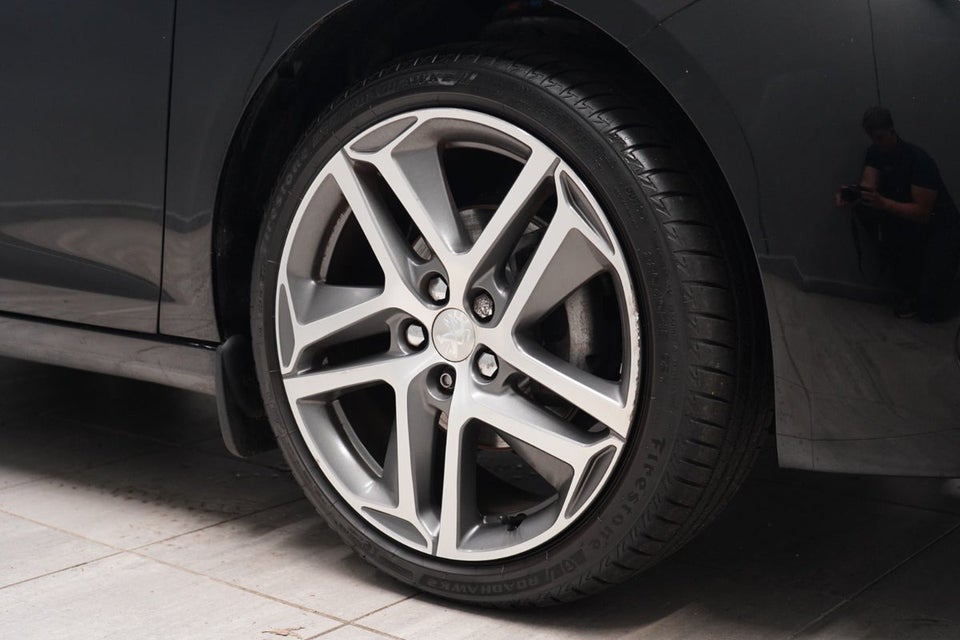 Peugeot 308 1,2 e-THP 130 Allure Sky 5d