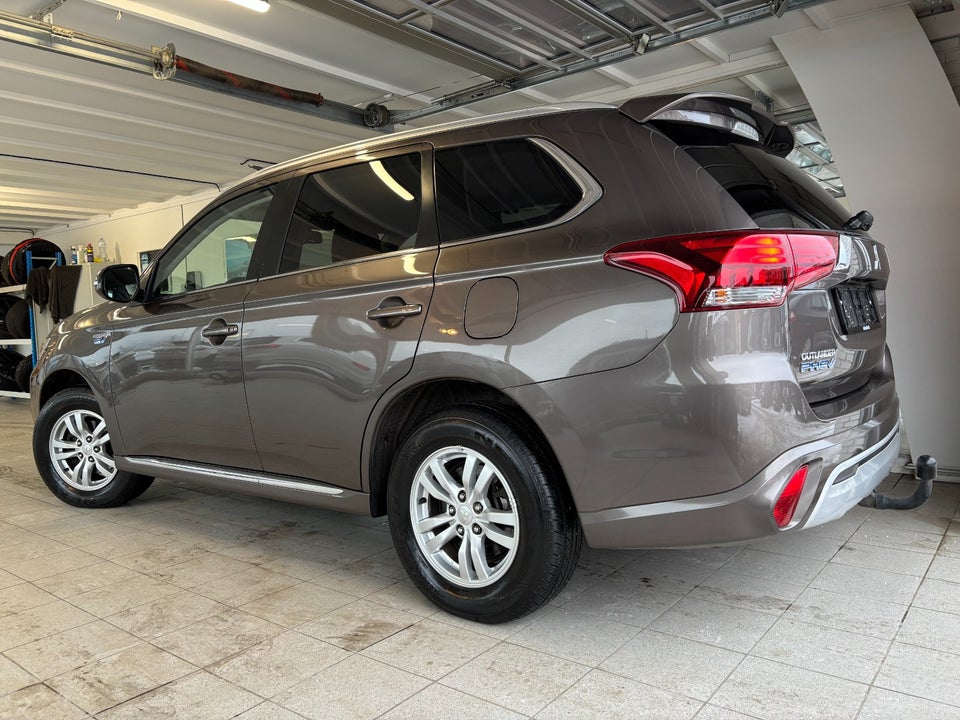 Mitsubishi Outlander 2,4 PHEV Invite CVT 4WD 5d