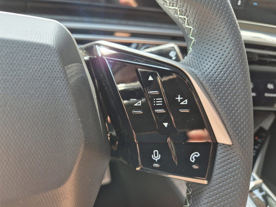 Peugeot e-3008 77 GT Pack 5d