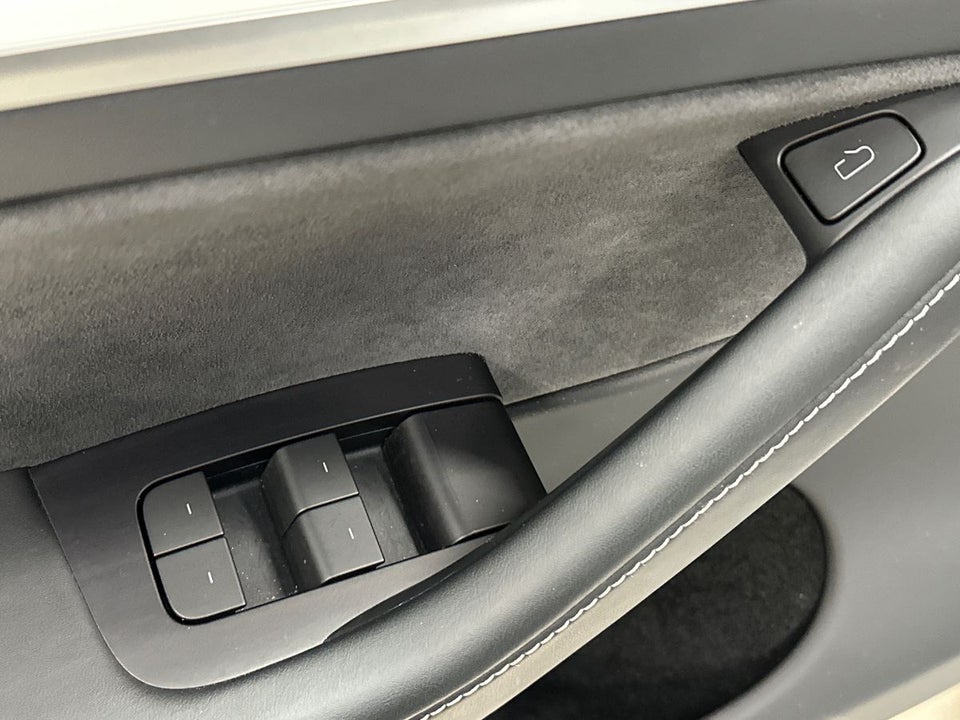 Tesla Model Y Long Range AWD 5d