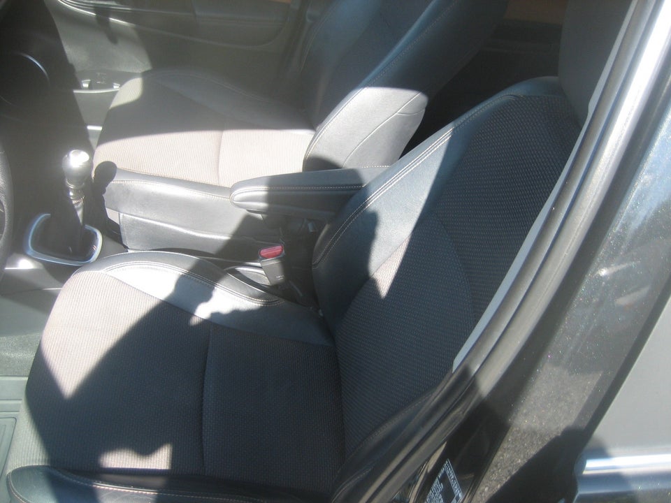 Toyota Yaris 1,3 VVT-i Lounge Edition 5d