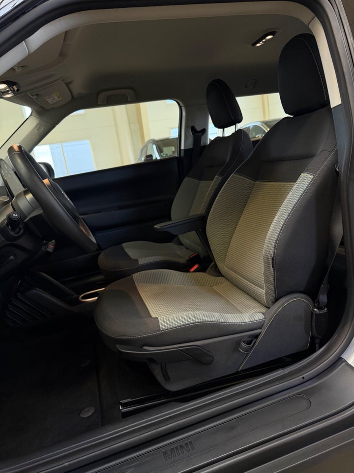 MINI Cooper SE Essential 3d