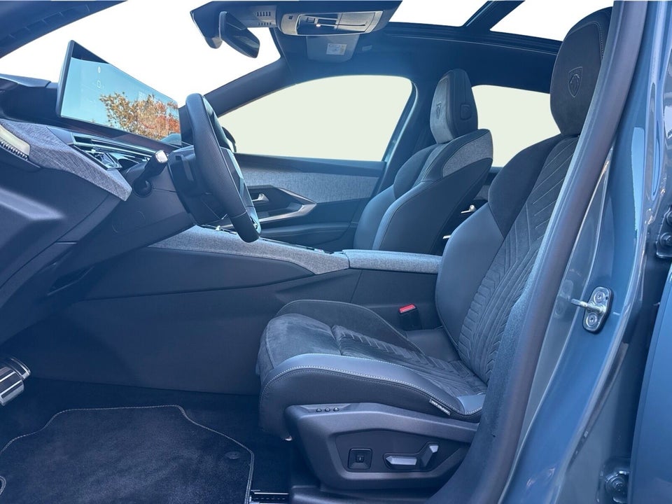 Peugeot e-3008 77 GT 5d