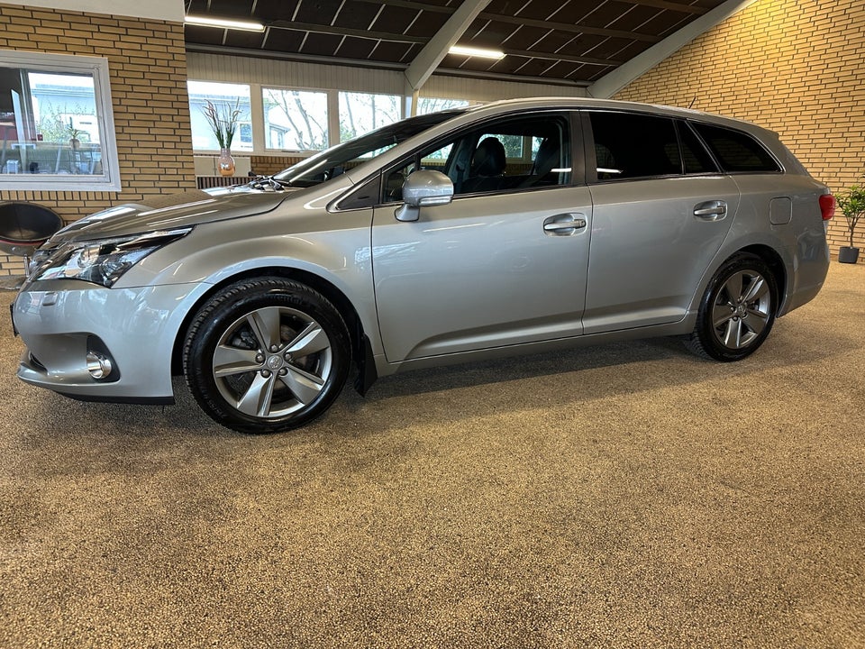 Toyota Avensis 1,8 VVT-i T2 Premium stc. 5d