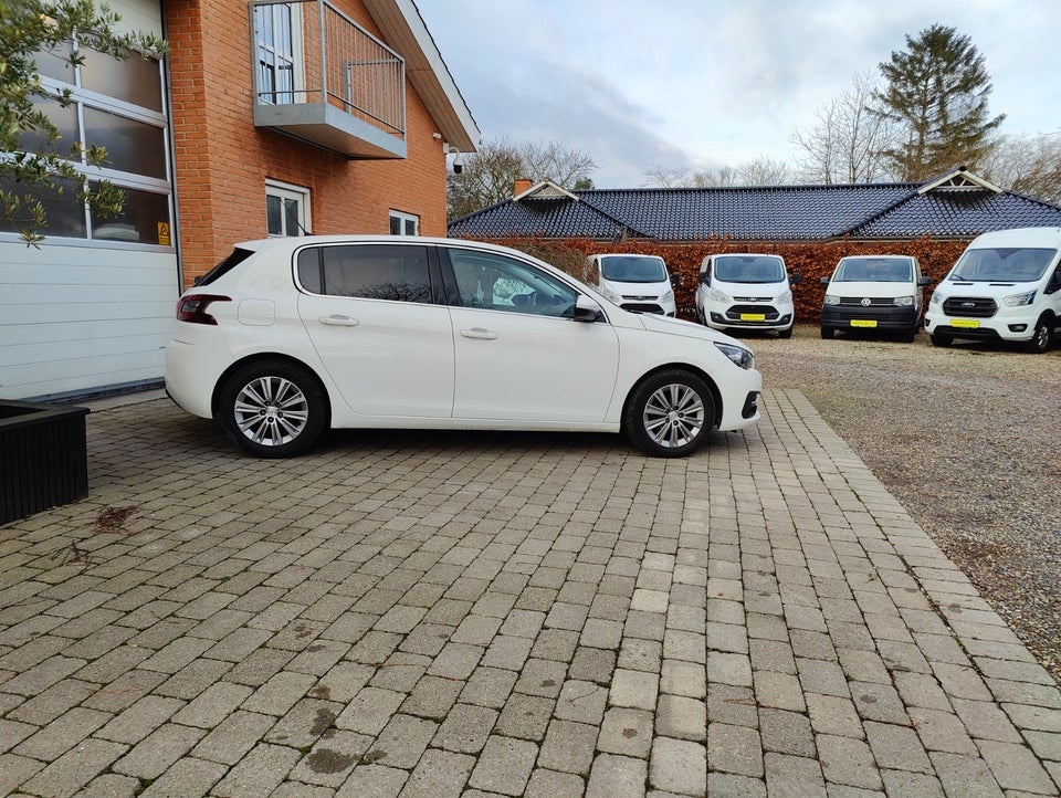 Peugeot 308 1,5 BlueHDi 130 Infinity Van 5d