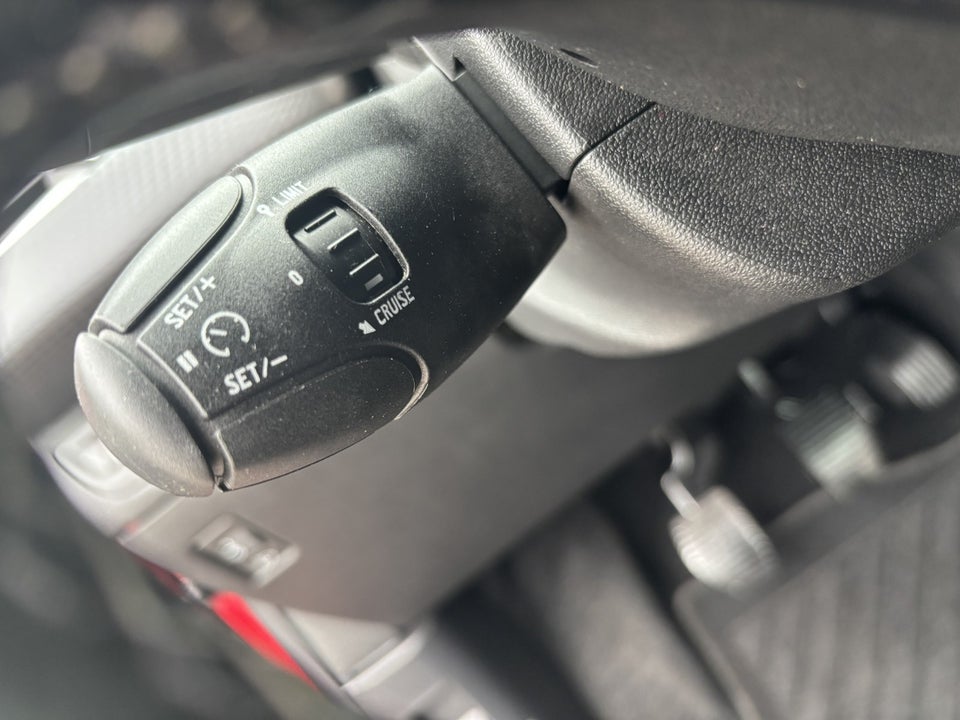 Peugeot 2008 1,5 BlueHDi 100 Allure Sky 5d