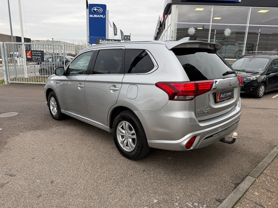 Mitsubishi Outlander 2,4 PHEV Invite CVT 4WD 5d