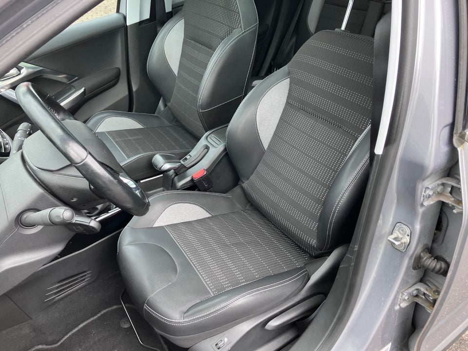 Peugeot 2008 1,2 e-THP 110 Selection Sky 5d