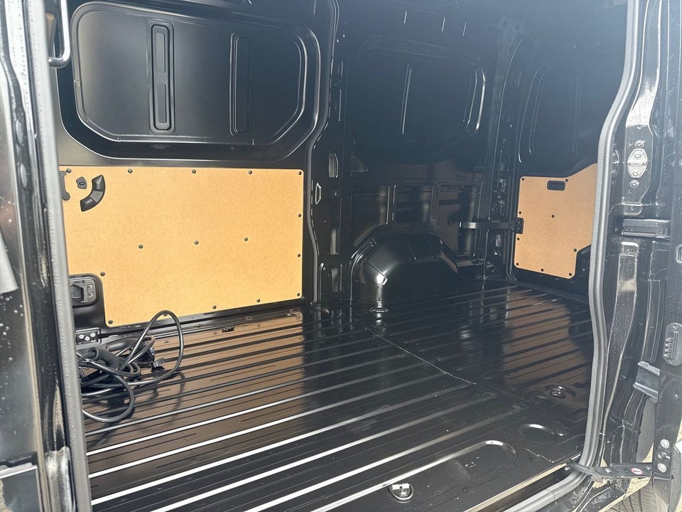 Nissan Interstar 87 L2H2 Tekna Van