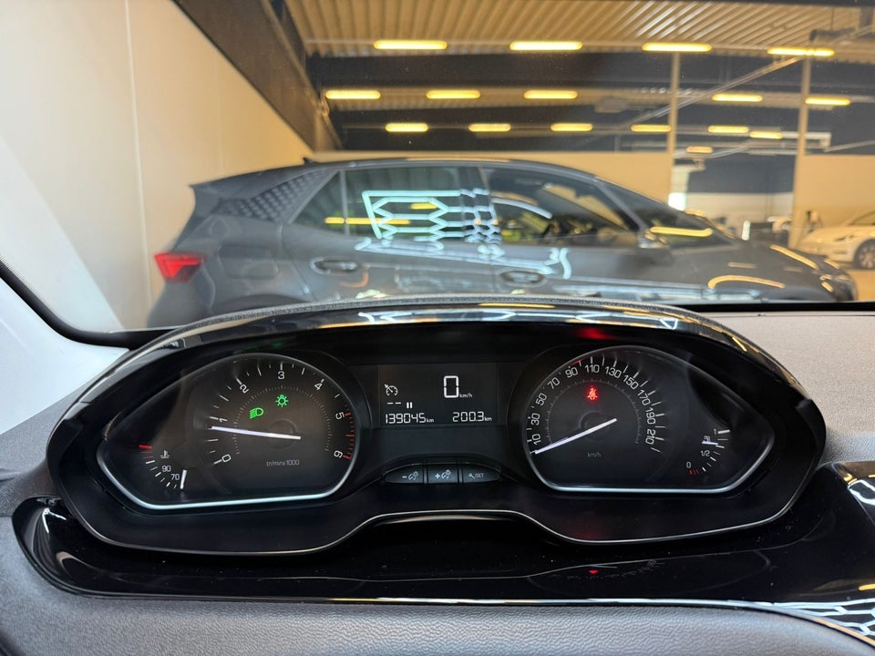 Peugeot 208 1,5 BlueHDi 100 Signature Sky 5d