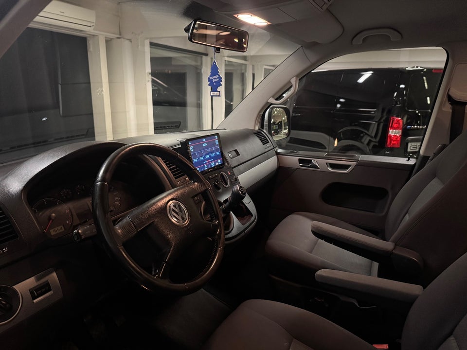 VW Multivan 2,5 TDi 130 Basis 7prs 5d