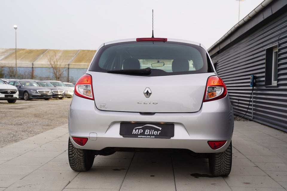 Renault Clio III 1,2 16V Authentique 5d