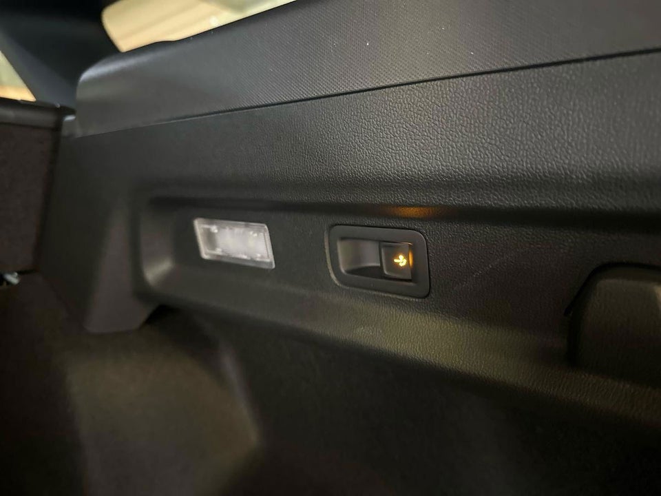 Ford Explorer 84 Premium Extended Range AWD 5d