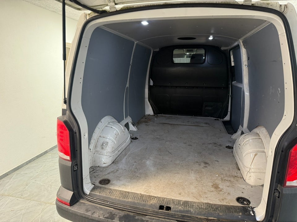VW Transporter 2,0 TDi 110 Kassevogn lang