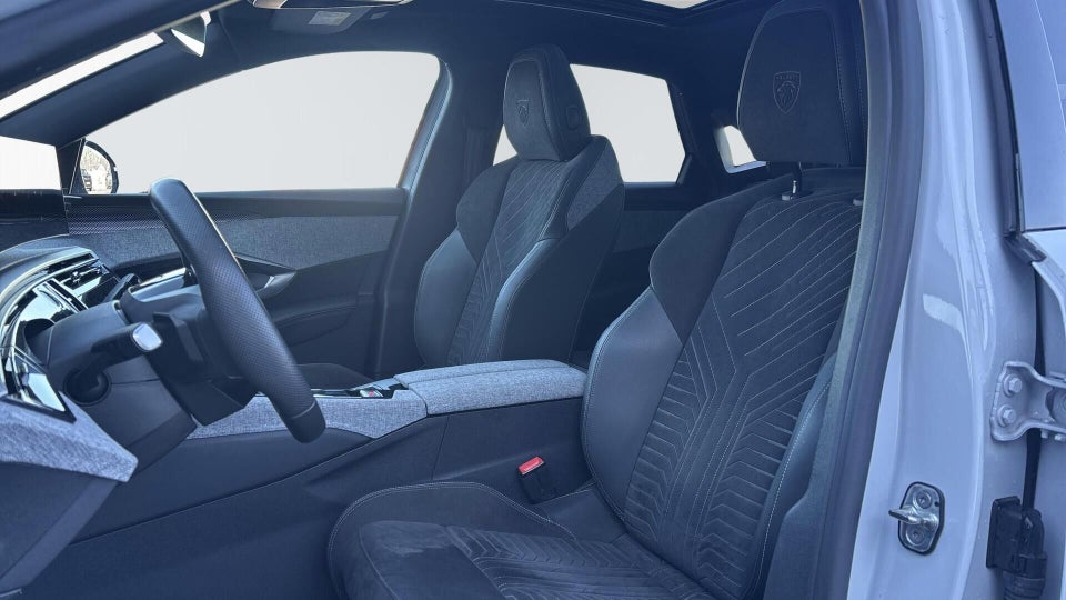 Peugeot e-3008 77 GT 5d