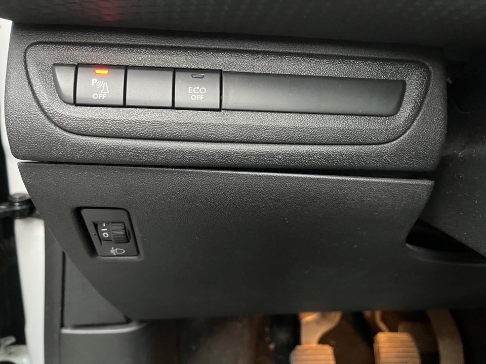 Peugeot 2008 1,2 PureTech 110 Prestige Sky 5d