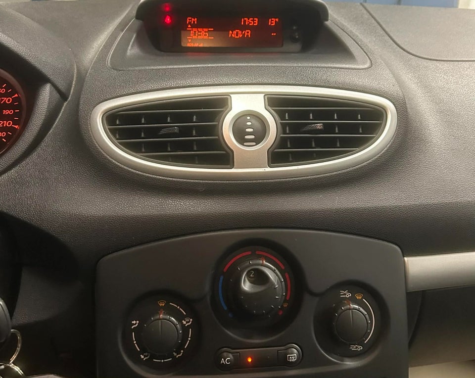 Renault Clio III 1,2 16V Expression 5d