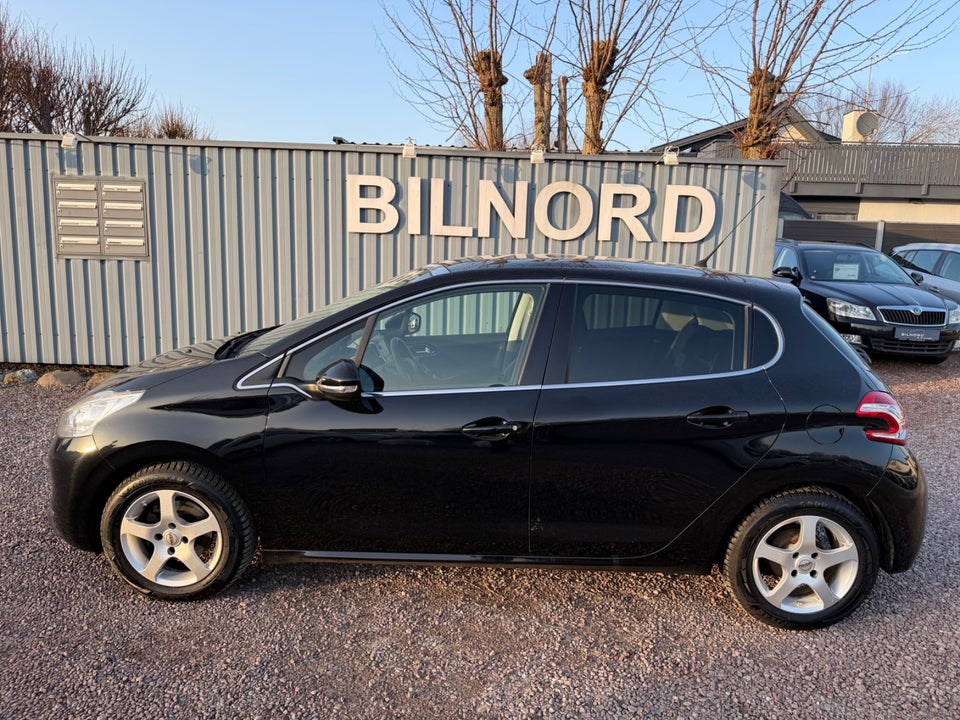 Peugeot 208 1,2 VTi Allure Sky 5d