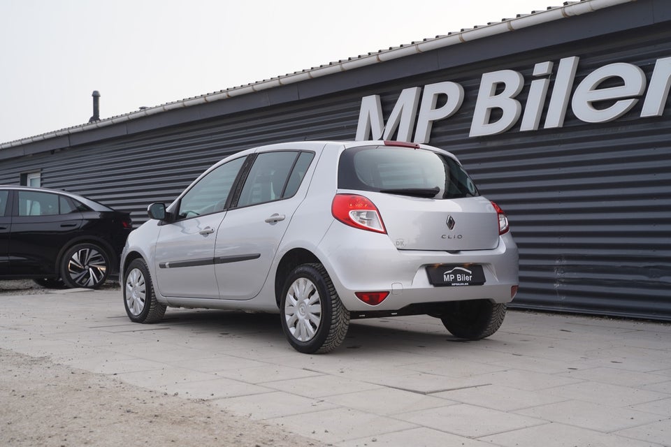 Renault Clio III 1,2 16V Authentique 5d