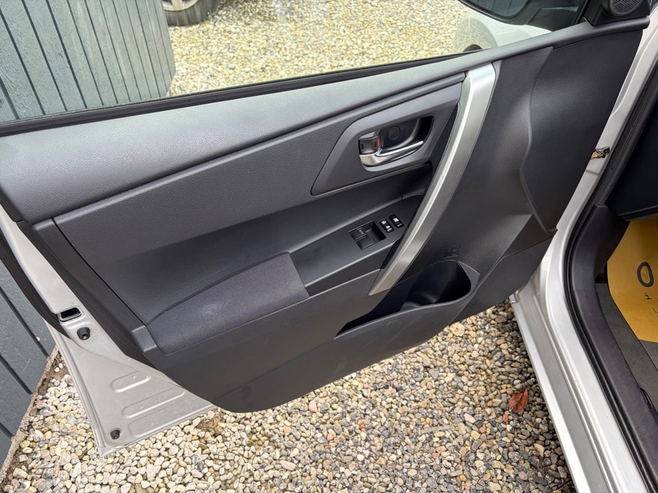 Toyota Auris 1,3 VVT-i T1+ Touring Sports 5d