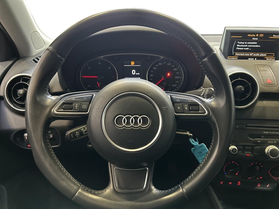 Audi A1 1,6 TDi 90 Attraction 3d