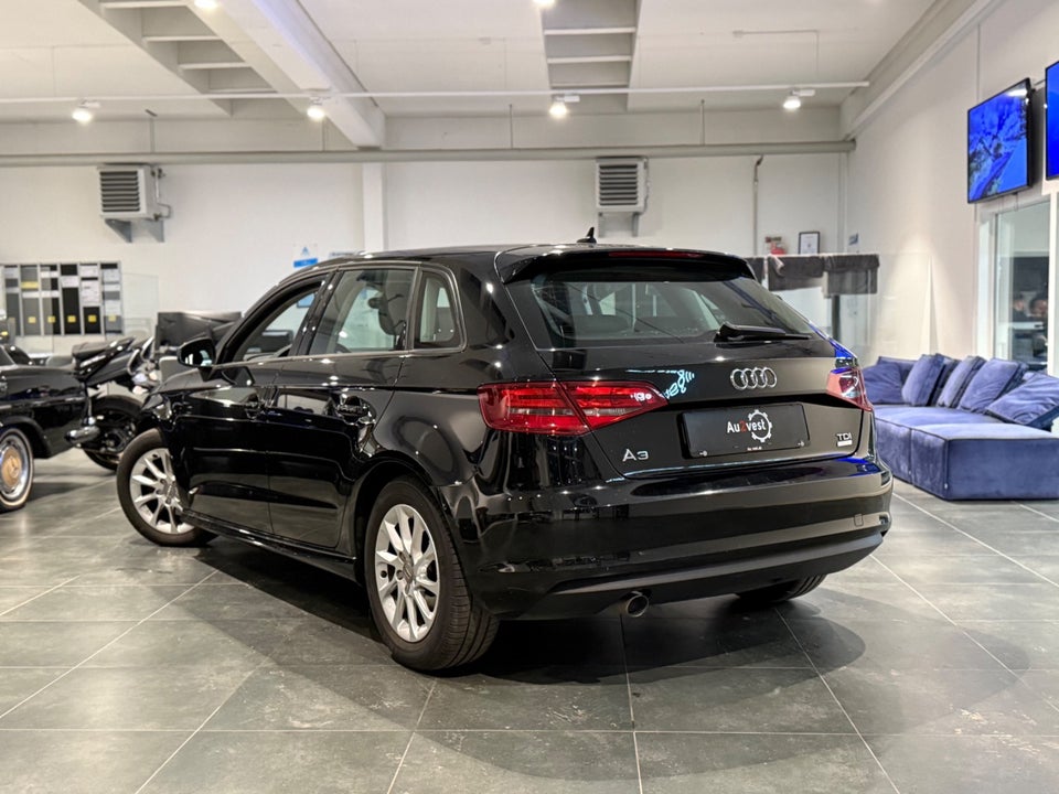 Audi A3 1,6 TDi 110 Ultra Attraction 4d