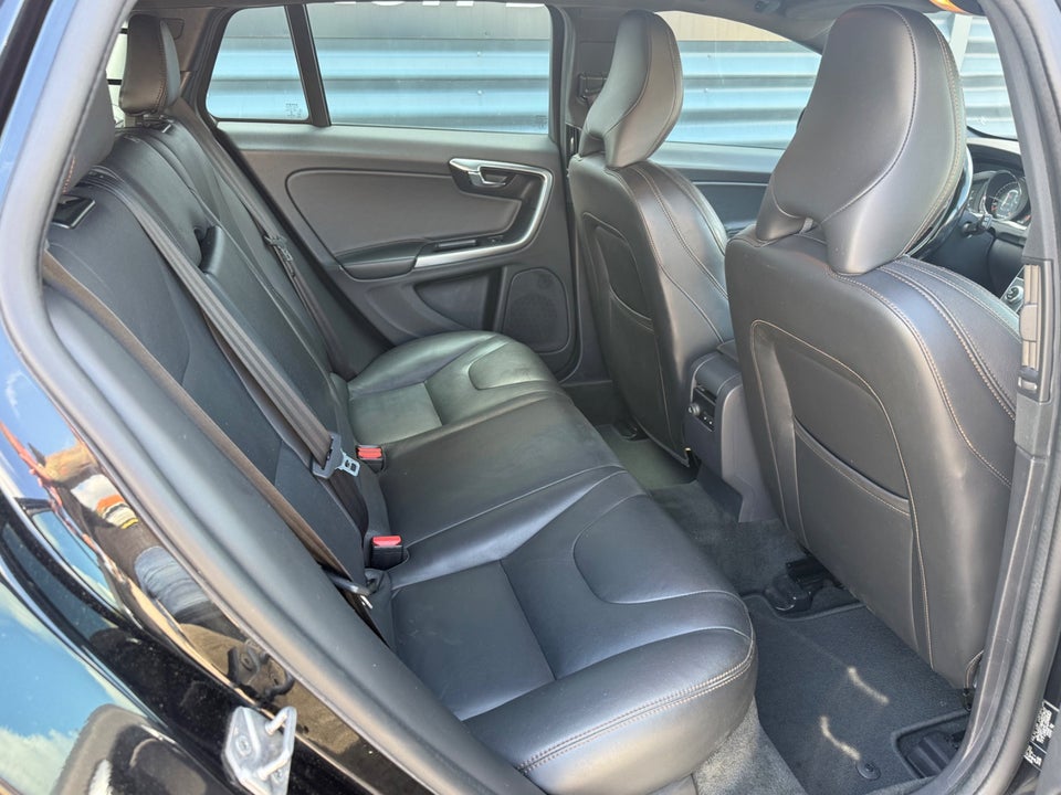 Volvo V60 CC 2,0 D3 150 Summum aut. 5d