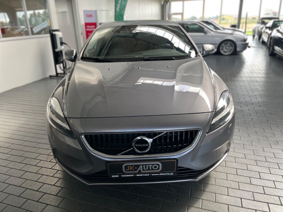 Volvo V40 2,0 T3 152 Momentum 5d