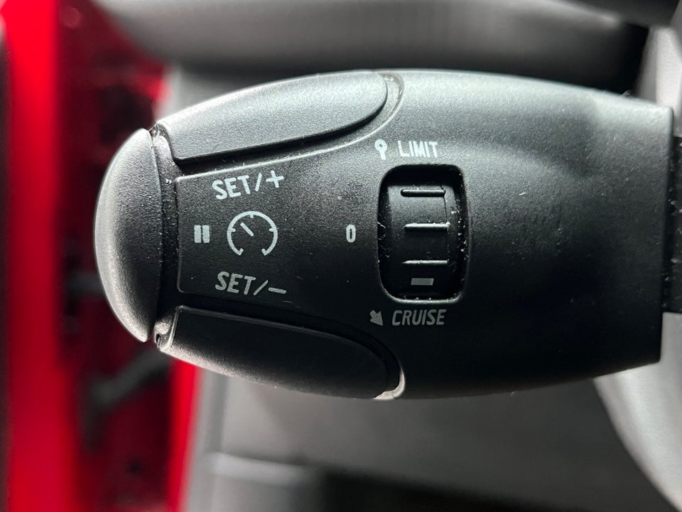 Peugeot 2008 1,2 PureTech 110 Prestige Sky 5d