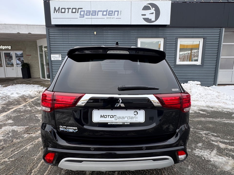 Mitsubishi Outlander 2,4 PHEV Instyle CVT 4WD 5d