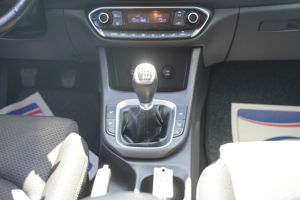 Hyundai i30 1,6 CRDi 115 Premium stc. 5d