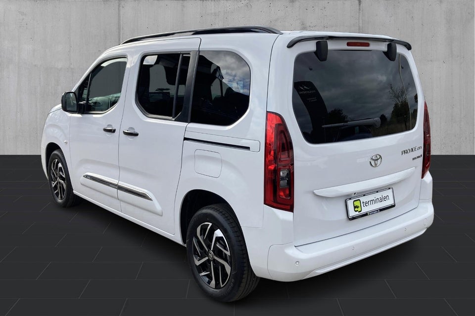 Toyota ProAce City Verso 50 Medium Family 5d