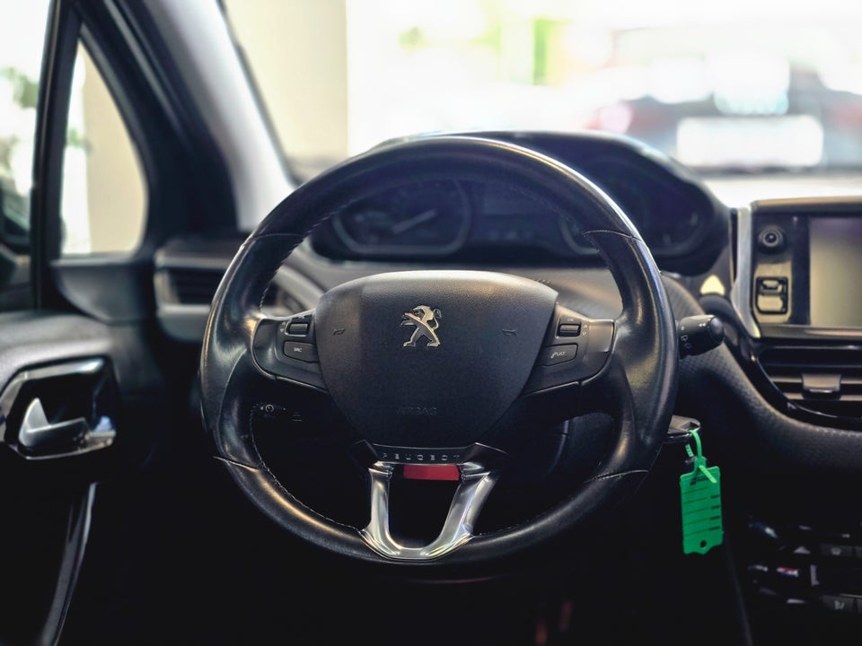 Peugeot 208 1,2 VTi 82 Selection Sky 5d
