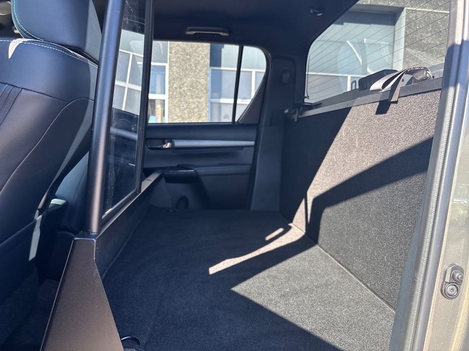 Toyota HiLux 2,8 D T4 Invincible Db.Kab aut. 4d