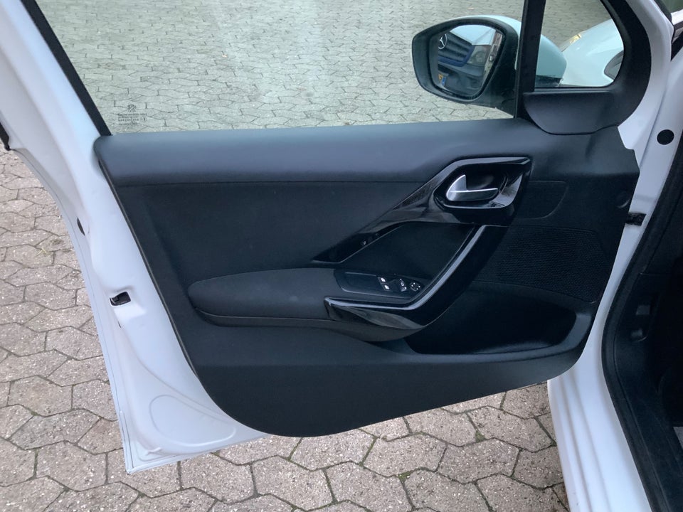 Peugeot 208 1,2 VTi 82 Allure Sky 5d