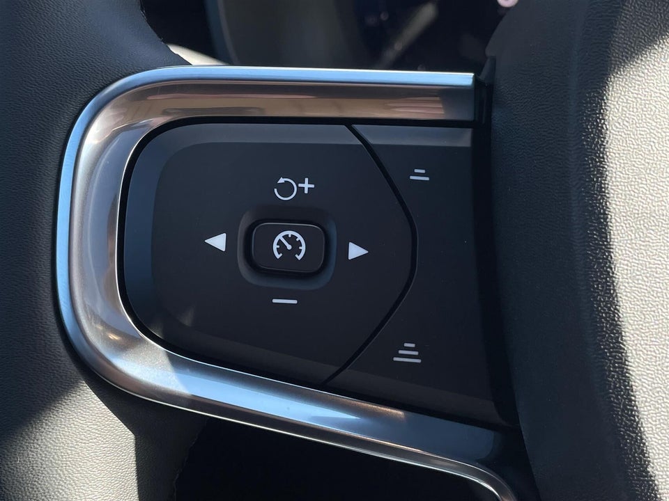 Volvo EX40 Extended Range Black Edition 5d