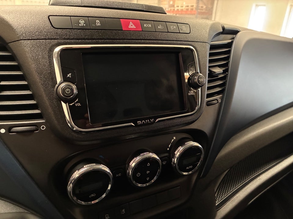 Iveco Daily 3,0 35S18 Box m/lift AG8 2d