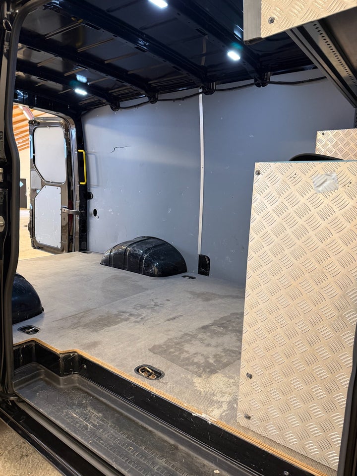 VW Crafter 35 2,0 TDi 177 Kassevogn L3H1 aut.