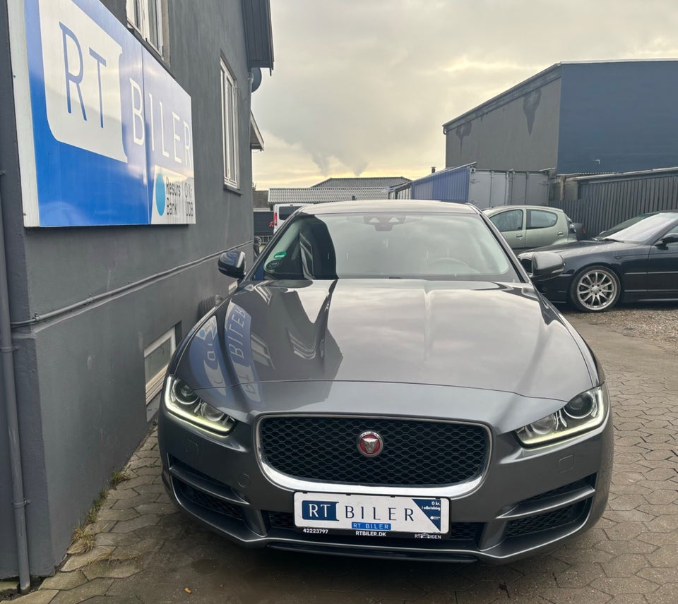Jaguar XE 2,0 D180 Prestige aut. 4d