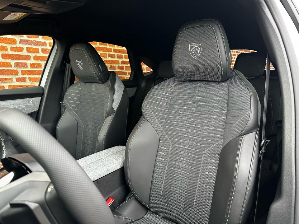 Peugeot e-3008 77 GT Pack 5d