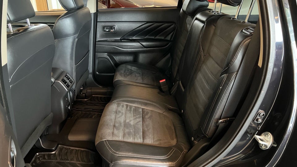 Mitsubishi Outlander 2,4 PHEV Limited CVT 4WD 5d