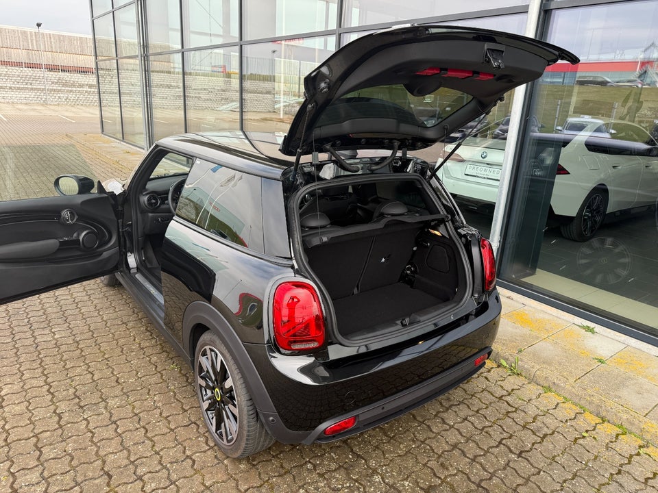 MINI Cooper SE Essential 3d