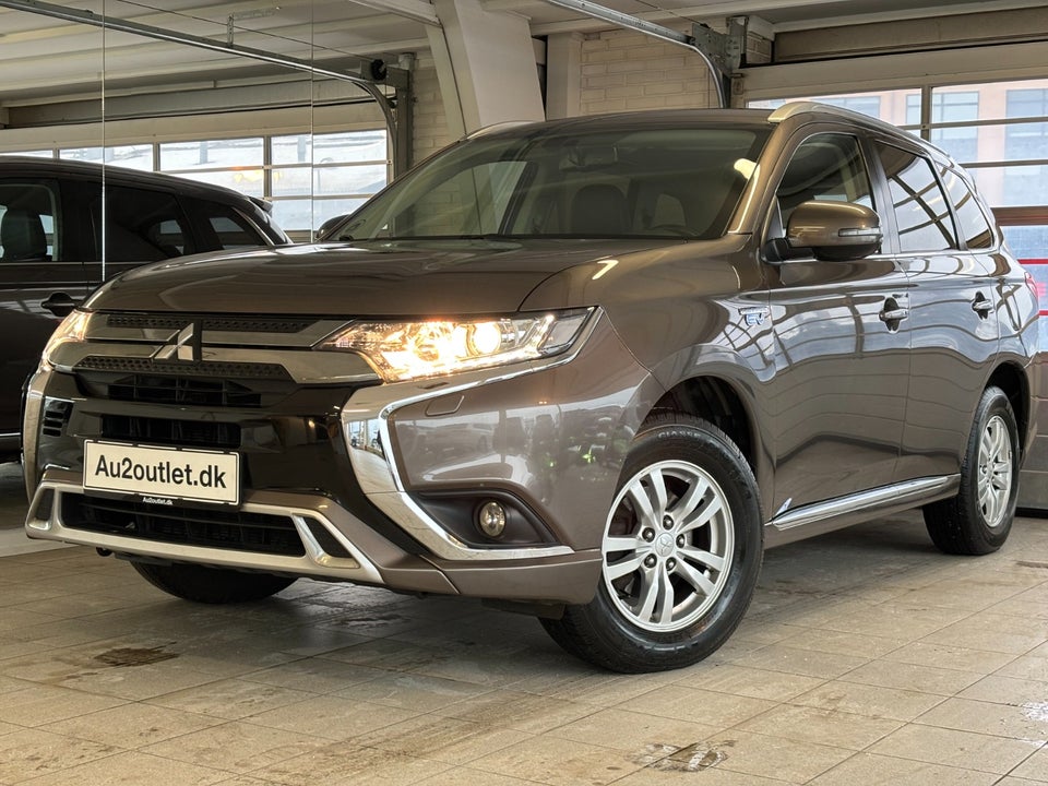 Mitsubishi Outlander 2,4 PHEV Invite CVT 4WD 5d