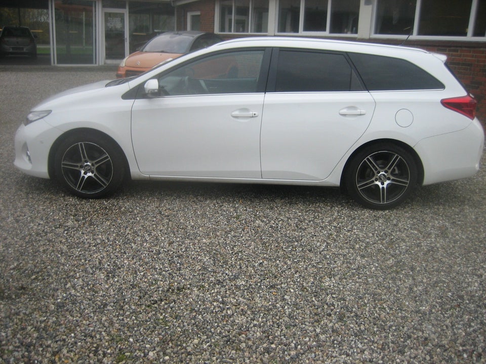 Toyota Auris 2,0 D-4D T2 Touring Sports Skyview 5d