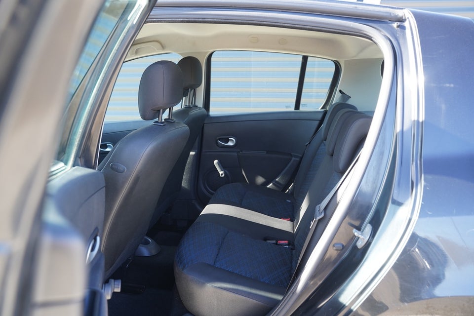 Renault Clio III 1,2 16V Authentique 5d