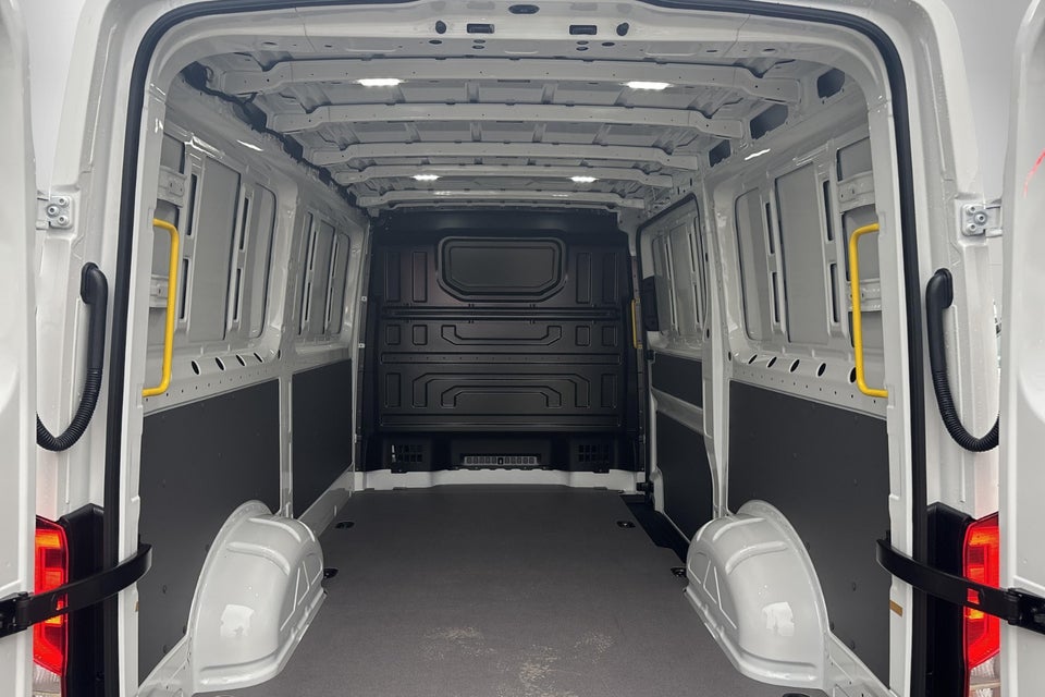 VW Crafter 35 2,0 TDi 140 Kassevogn L3H2 aut.