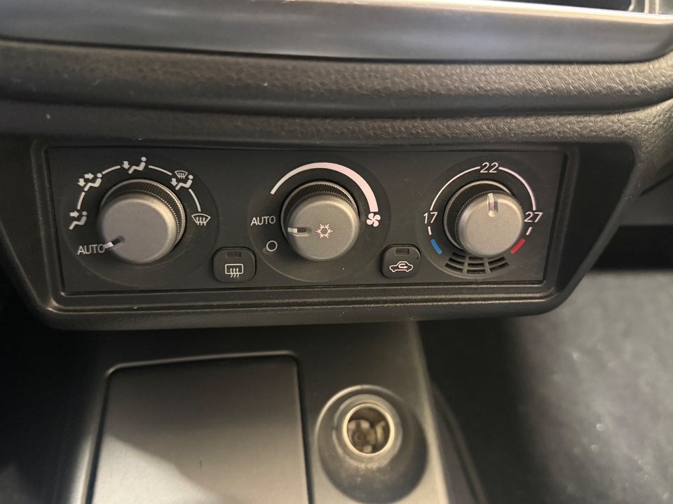 Mitsubishi Lancer 1,6 Invite stc. 5d