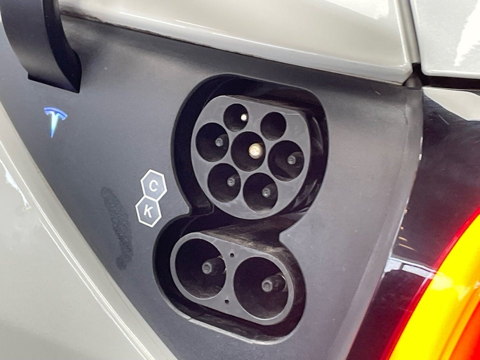 Tesla Model Y Long Range AWD 5d